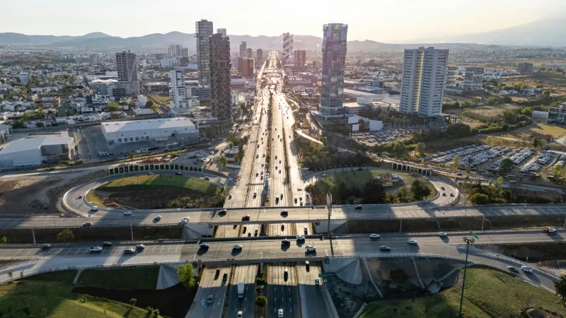 Vista aérea de autopista y ciudad en México