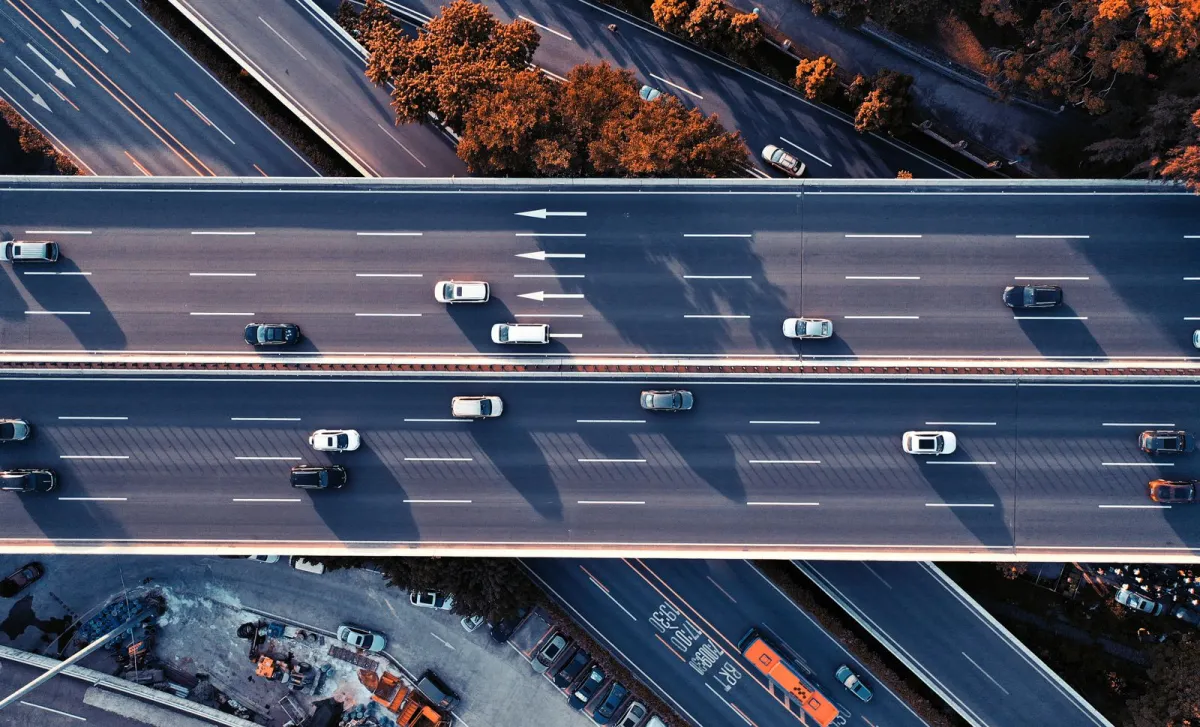 Vista aérea de una autopista de cuota con varios carriles de tráfico