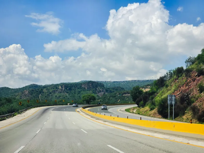 Autopista de cuota en zona montañosa de México
