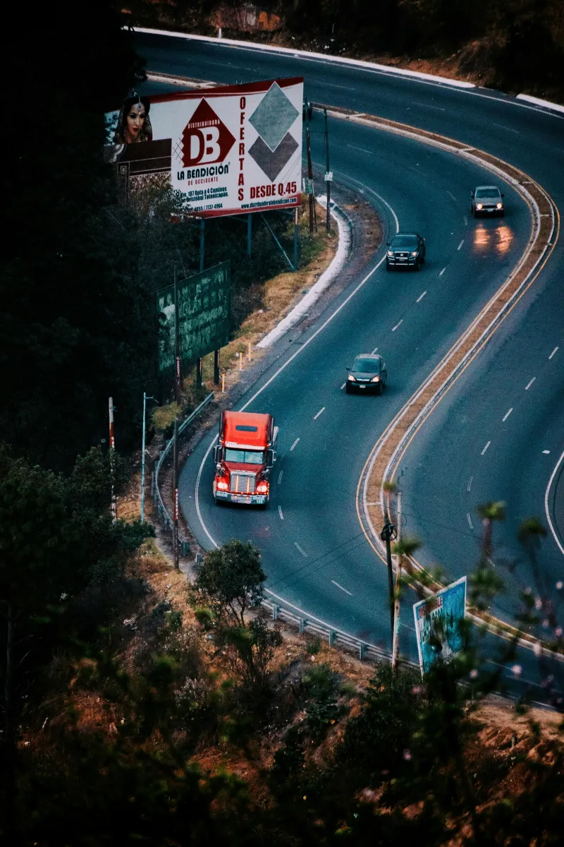 Camión de carga en curva de autopista mexicana