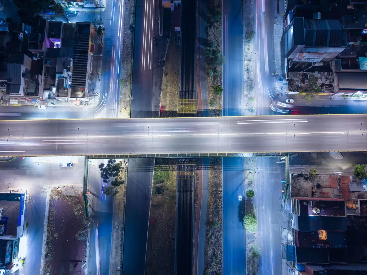 Vista aérea nocturna de una vialidad elevada con varios accesos en Ecatepec, Estado de México